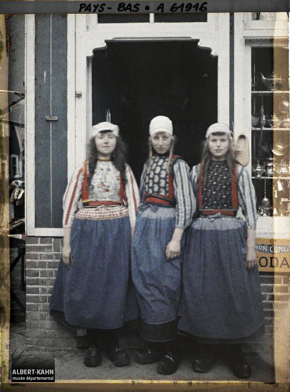 Hollande, Volendam, Groupe de trois jeunes filles en Costume type